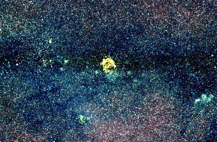 Röntgenquellen in der westlichen Himmels-Hemisphäre. Quellen aus dem eROSITA-Katalog sind mit ihrer roten, grünen und blauen Helligkeit dargestellt, die jeweils ihre Anzahl in weichen, mittleren und harten Energiebereichen angibt.