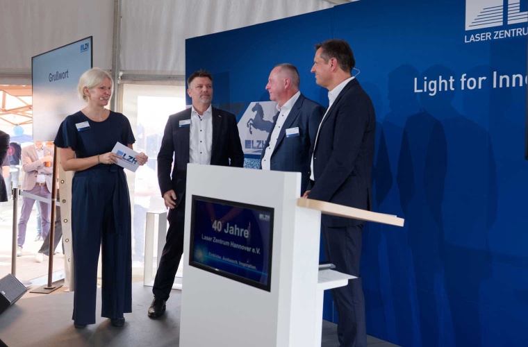 Niedersachsens Ministerpräsident Olaf Lies (r.) mit dem geschäftsführenden Vorstand des LZH, Lena Bennefeld, Prof. Dr. Dietmar Kracht, Prof. Dr.-Ing. Stefan Kaierle (v.l.)