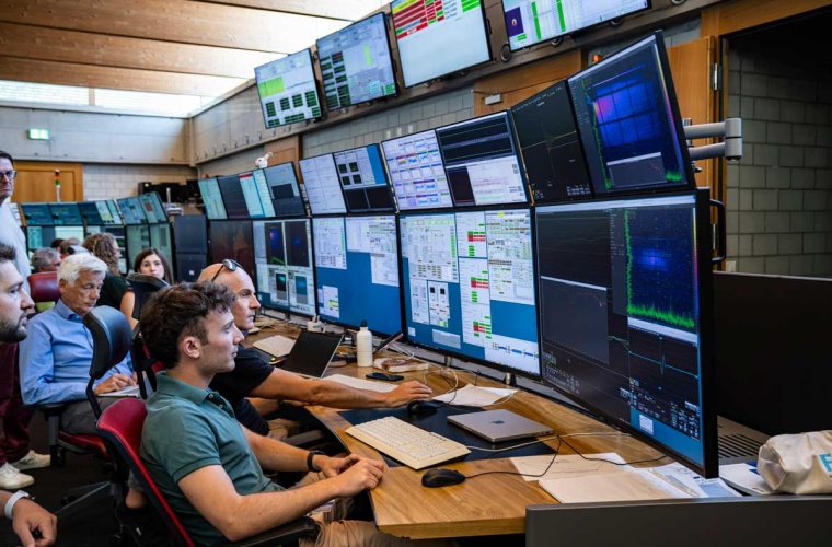 An einer Testquelle am SwissFEL des PSI wurden erstmals erfolgreich Positronen für das Future Circular Collider FCC-Projekt erzeugt