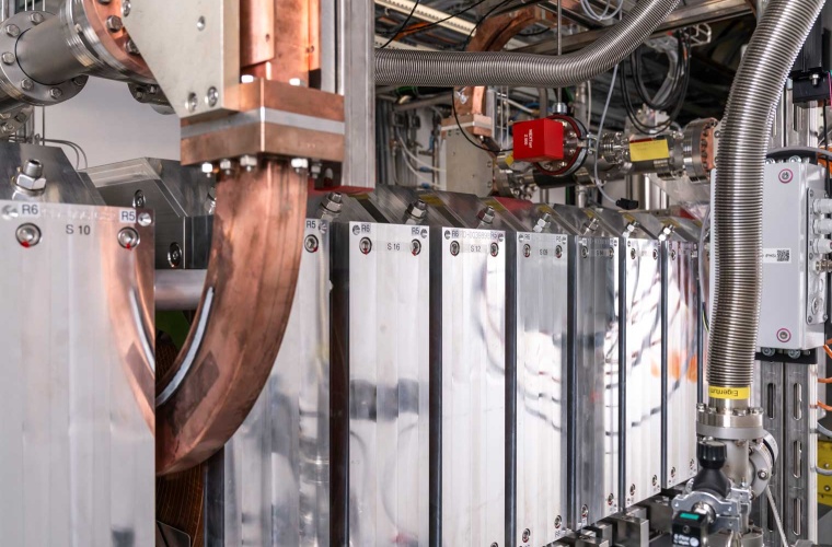 Die am SwissFEL installierte Testquelle nutzt dafür neue Komponenten und Techniken, die in den letzten fünf Jahren am PSI entwickelt wurden