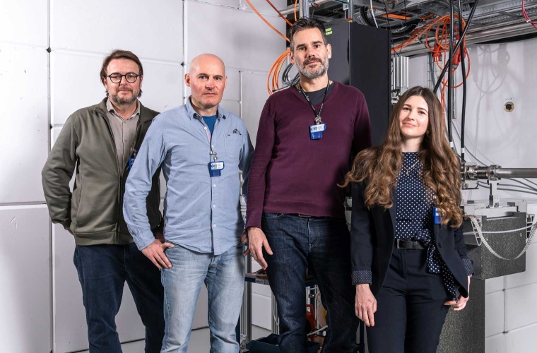 Das Team des Projekts PSI Positron Production (P³). Von links: die Projektleiter Paolo Craievich und Riccardo Zennaro sowie Dominique Hauenstein und Mariia Zykova