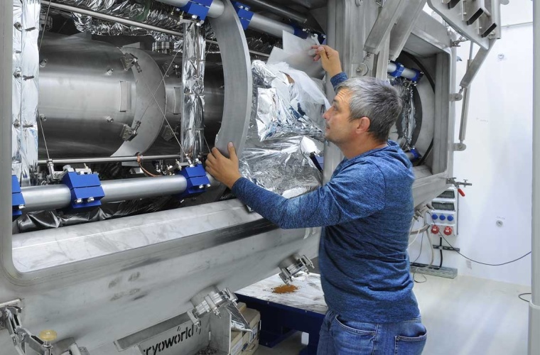 Das erste Kryomodul CM1 von HELIAC: Durch die rechteckigen Türen sind die supraleitenden Solenoide und Kavitäten sichtbar
