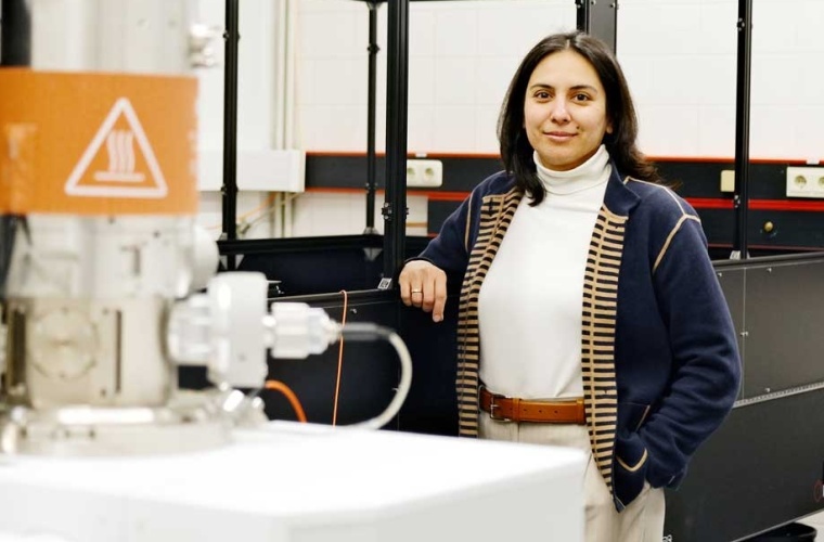 Professorin Nahid Talebi leitet das Kieler Forschungsteam, das den neuen Mechanismus des Energietransports untersucht hat.