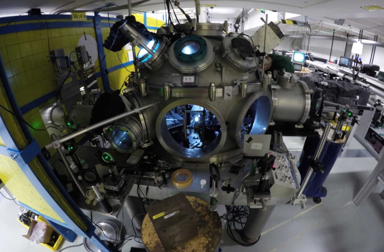 Der Laboraufbau an der Ecole Polytechnique, wo die Experimente zur künstlichen Erzeugung von Sternausbrüchen stattfanden.
Bild: Julien Fuchs, Sorbonne Université, Ecole Polytechnique