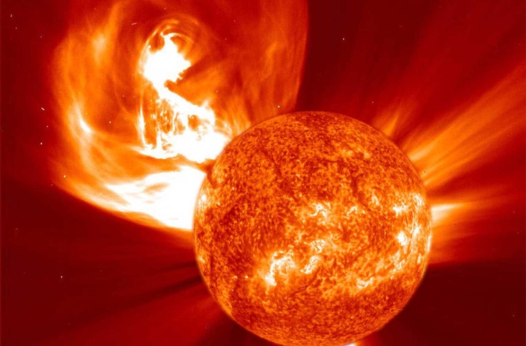 Ein koronaler Massenauswurf der Sonne, beobachtet mit dem Solar and Heliospheric Observatory (SOHO)