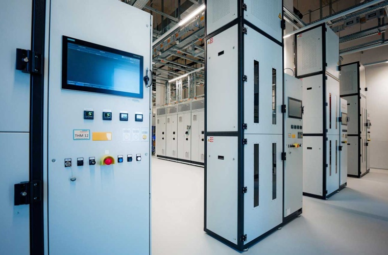 In der Photon-counting Sensor Fab von Siemens Healthineers in Forchheim werden in speziellen Öfen Einkristalle gezüchtet.