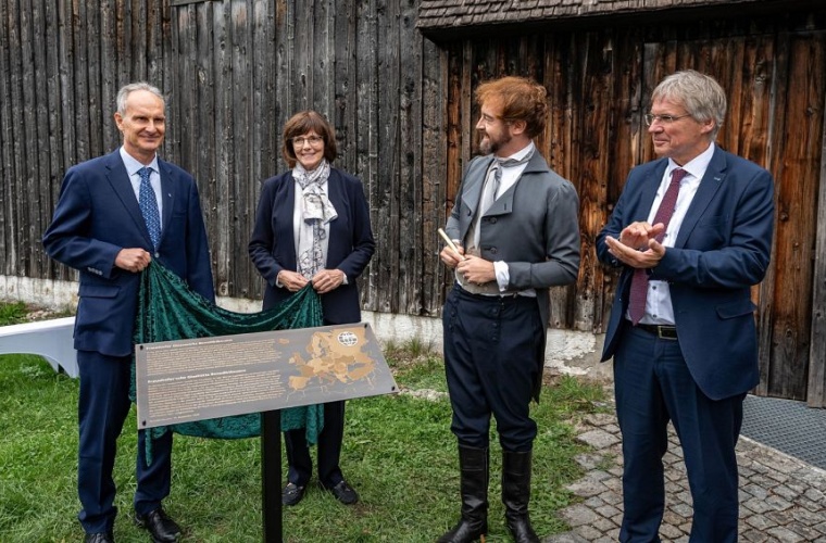 Enthüllung der Tafel, mit der die EPS die Glashütte als „EPS Historic...
