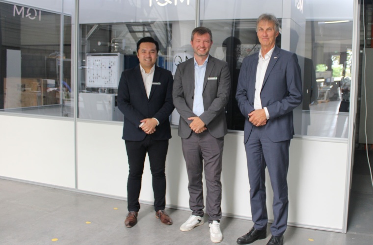 Duc Anh Ta und Josip Medjedovic von Bechtle sowie HHN-Rektor Professor Oliver Lenzen