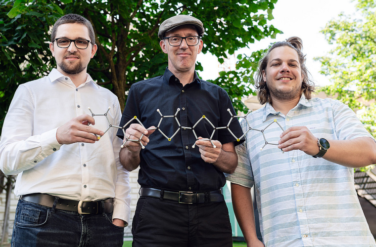 Peter Puschnig (Mitte) mit Doktorand Siegfried Kaidisch (l.) und Postdoc Christian Kern aus seiner Forschungsgruppe an der Uni Graz