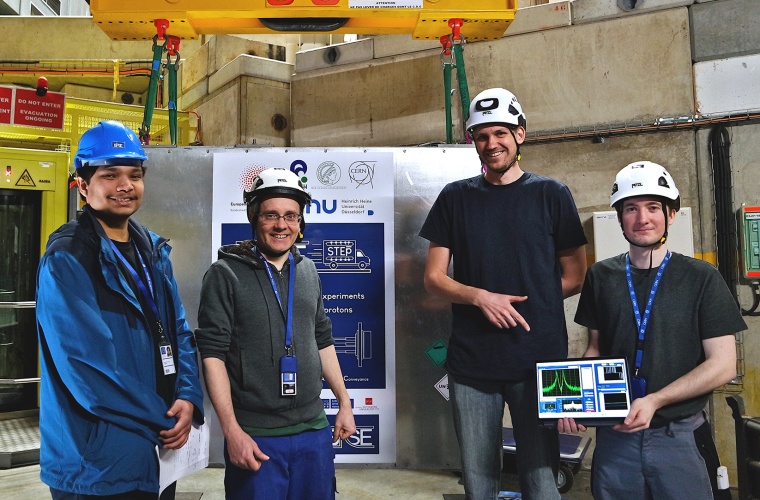 Das Transportteam (v.l.: Khwaish Anjum (HHU), Dr. Christian Smorra (HHU), Dr. Jonathan Morgner (HHU/CERN), Marcel Leonhardt (HHU) vor BASE-STEP