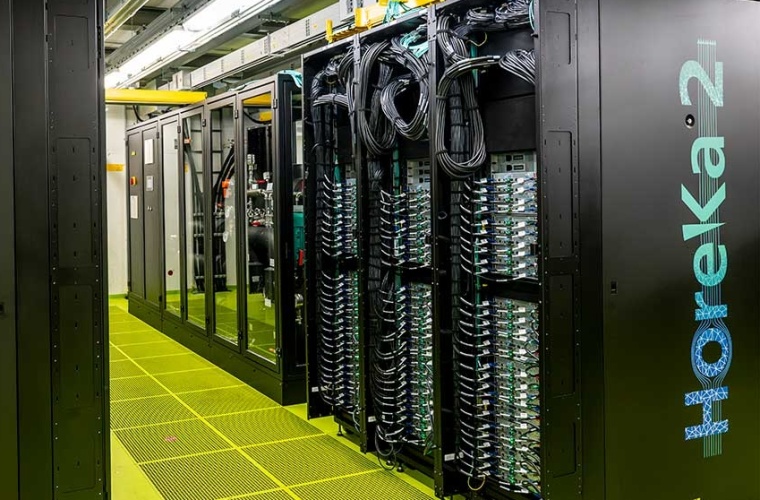 Mit rund 33 PetaFLOPS ermöglicht der neue Hochleistungsrechner HoreKa 2
Berechnungen, die auf herkömmlichen Computersystemen Monate oder Jahre
dauern würden. (Foto: Markus Breig, KIT)