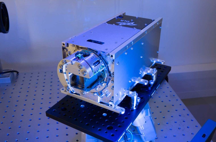 Cube1G-Terminal im Reinraum
Das optische Terminal Cube1G verfügt über eine Grobausrichteeinheit, die den Laserstrahl unabhängig vom Trägersystem in jede Richtung bewegen kann.