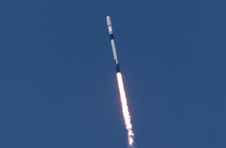 Am Donnerstag, dem 1. Oktober, um 20:32 Uhr MESZ startete die Falcon 9 im Rahmen der Mission „Transporter-18“ vom Space Launch Complex 4E (SLC-4E) auf der Vandenberg Space Force Base in Kalifornien aus in die erdnahe Umlaufbahn.