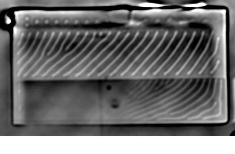 Dieses ptychografische Phasenbild der magnetischen Texturen zeigt ein Streifenmuster sowie im obersten Bereich der Probe eine Reihe Skyrmionen. © HZB