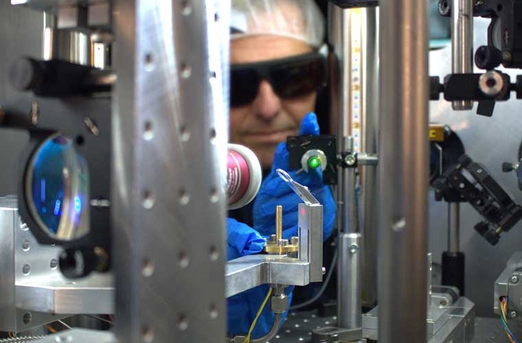 Bernhard Hidding bei der Justierung einer Gasdüse im ARCTURUS-Laser-Plasma-Labor