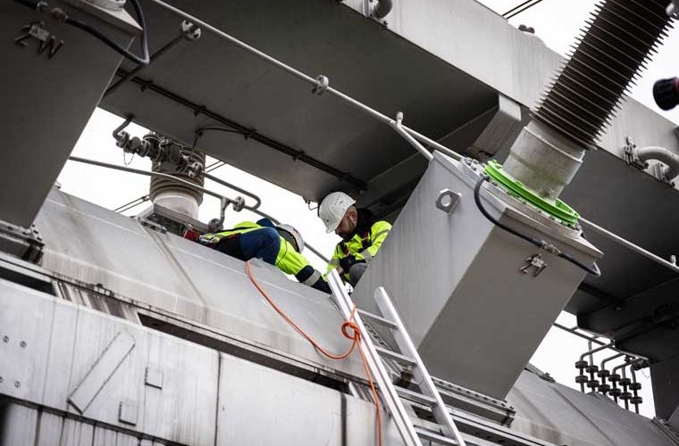 Das Forschungsteam bei der Installation seines Messsystems für Feldtests. Bildquelle: Alexander Fröhlich - IEAN - TU Graz