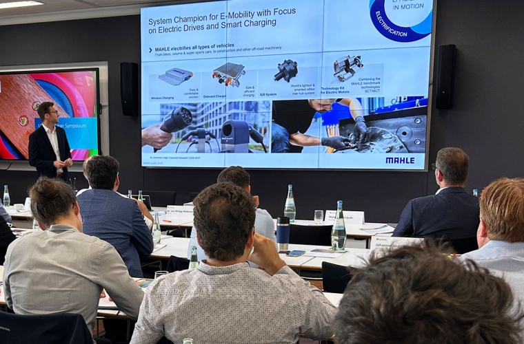 Johannes Gaigl von MAHLE stellte datenbasierte Ansätze vor, mit denen sich komplexe Produktionsprozesse analysieren und gezielt verbessern lassen