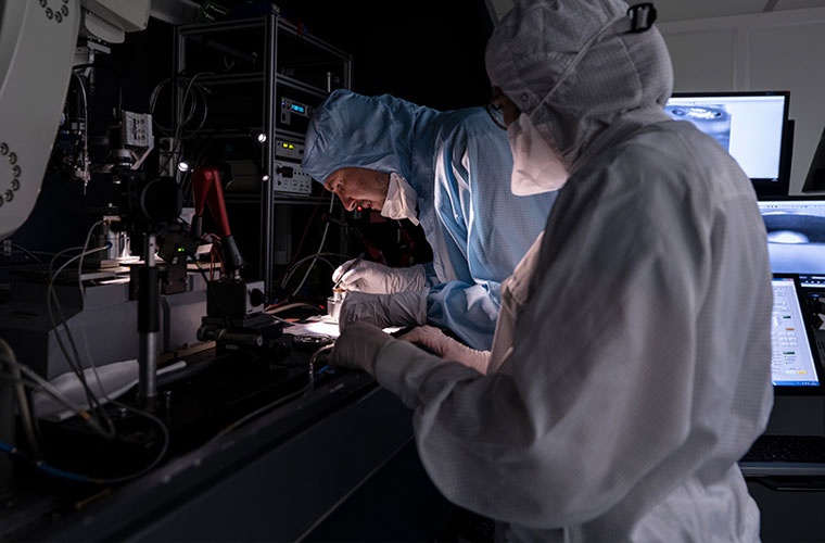 Forscherinnen und Forscher des Fraunhofer IOF bereiten die winzigen Bauteile des Lasers für den speziellen Lötprozess vor.
