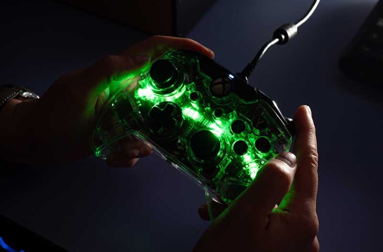 Chalkogenid-Perovskite zeigen hohe Lichtausbeute und lassen sich auch in Consumer-Elektronik wie solchen Konsolen-Controllern einsetzen