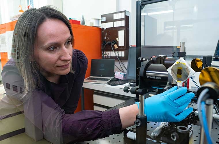 Mirjana Dimitrievska untersucht die neuen Materialien eingehend mit unterschiedlichen Methoden