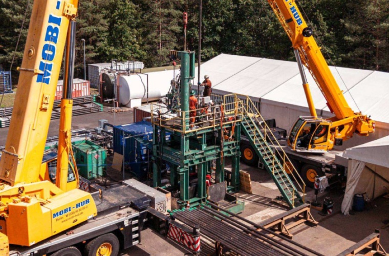 Installation der DualVac™-Technologie von Green Therma am geothermischen Forschungsstandort des GFZ Helmholtz-Zentrums für Geowissenschaften in Groß Schönebeck, nördlich von Berlin.