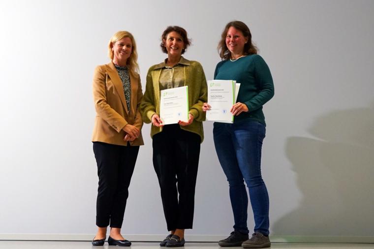 Abb.: Der Hochschullehrpreis 2023: Olga Walter (M.) und Tina Schulze (r.) mit...