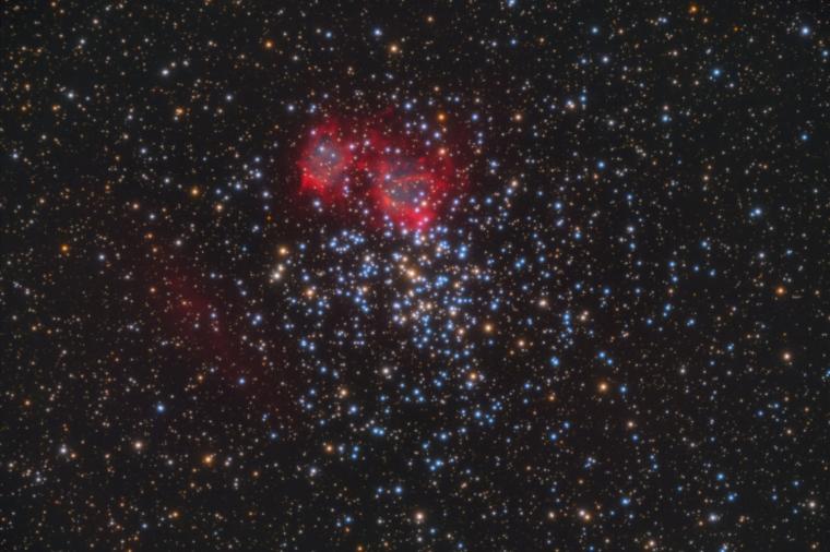Abb.: Aufnahme des planetarischen Nebels im offenen Sternhaufen Messier 37. Der...