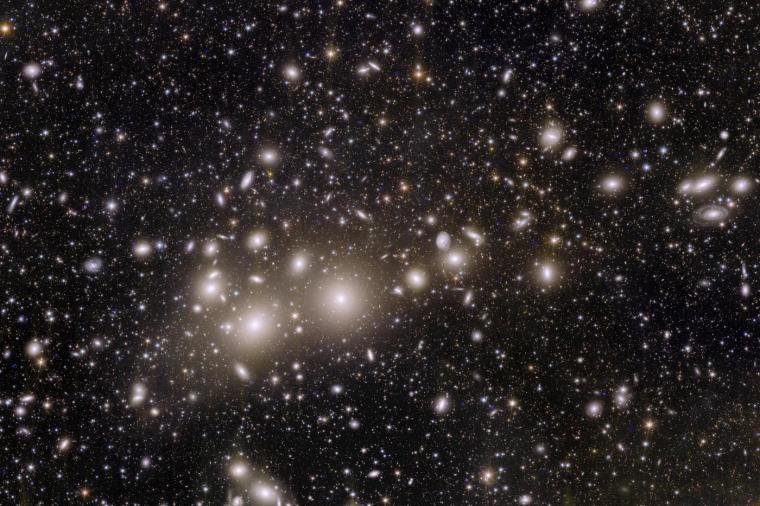 Abb.: Der Perseus-Galaxienhaufen mit 1000 Galaxien