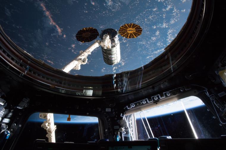 Abb.: Blick aus der Internationalen Raumstation auf die Kapsel, die das Cold...