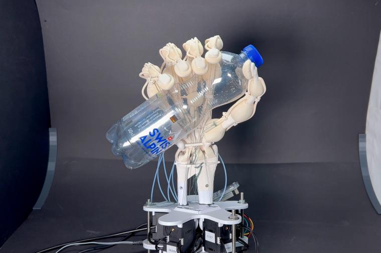 Abb.:  Diese Roboterhand aus unterschiedlich festen und elastischen Polymeren...