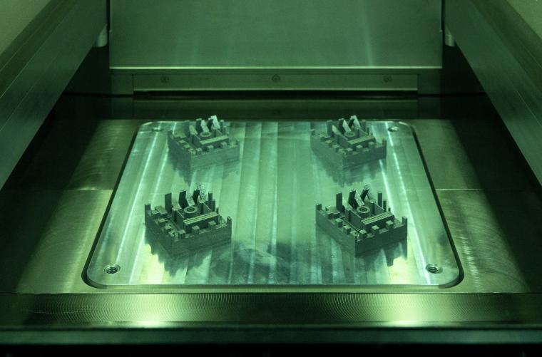 Abb.: Metallische Bauteile im 3D-Drucker.