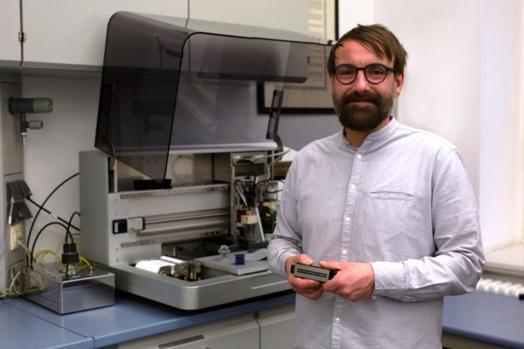 Abb.: Ingo Reinhold mit einem Inkjet-Laserdruck-Kopf