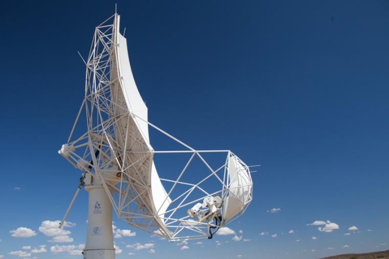 Abb.: Das SKA-MPIfR-Teleskop (SKAMPI) in der Karoo-Halbwüste in Südafrika