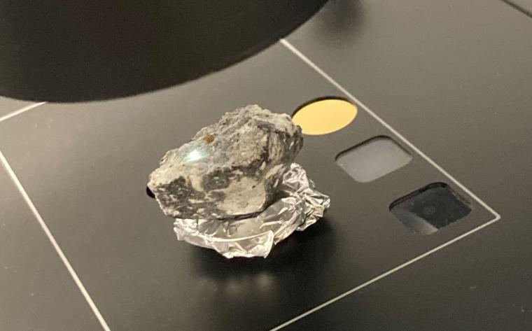 Abb.: Aubrit-Meteorit unter dem Mikroskop.