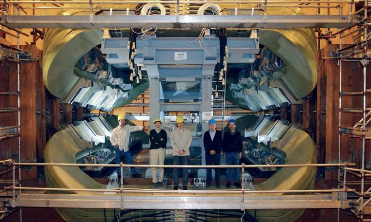 Die Mitglieder des LHCb Magnet-Projekts vor ihrem Magneten. 2007 soll der neue...