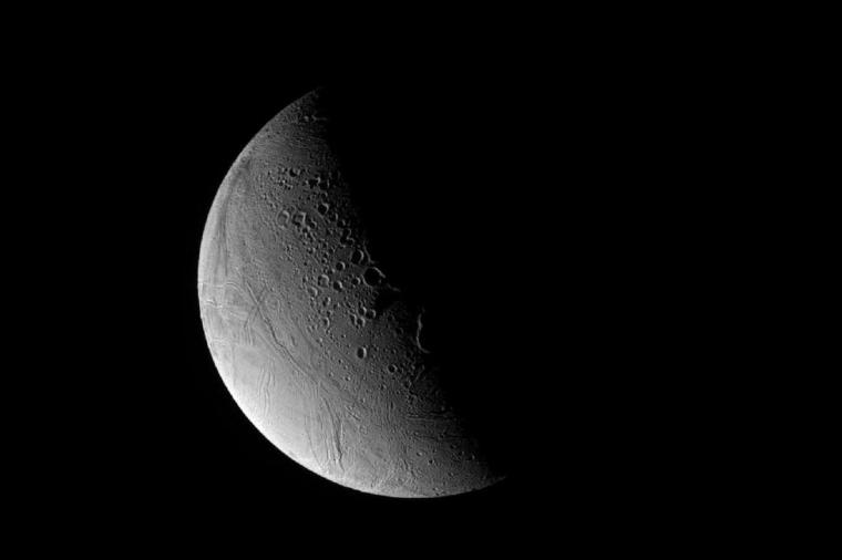 Abb.: Enceladus aus 141.000 Kilometern Entfernung von der Raumsonde Cassini...