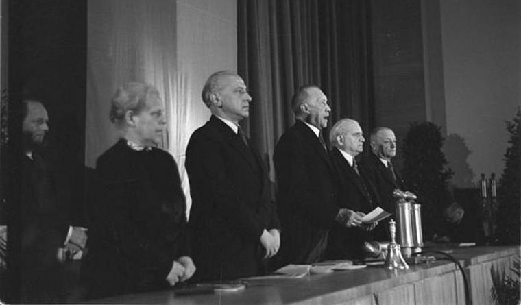 Konrad Adenauer, Präsident des Parlamentarischen Rates (Mitte), verkündet am...