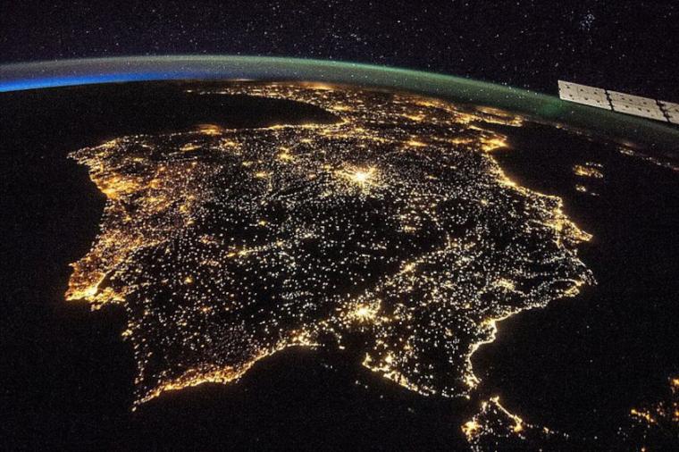 Abb.: Blick auf die iberische Halbinsel bei Nacht, aufgenommen von der ISS.