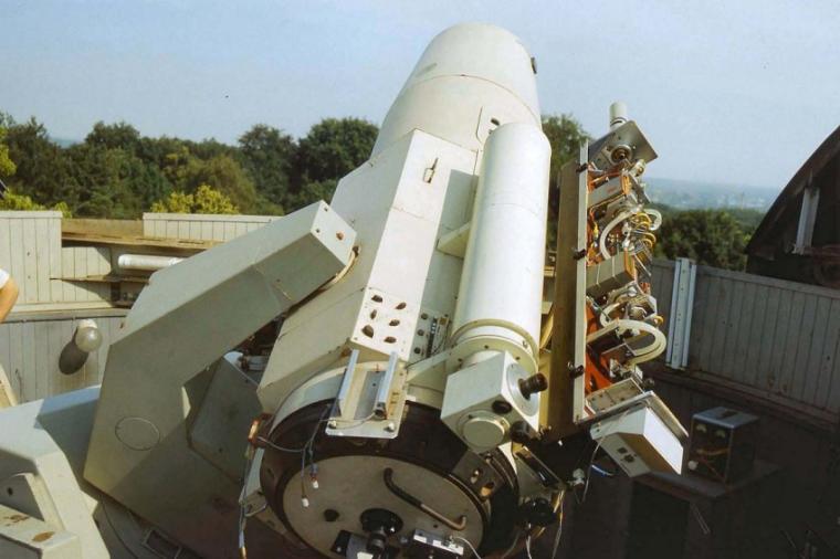 Abb.: Das erste SBG-Teleskop mit aufgesetztem Rubinlaser (Abdeckhaube entfernt)