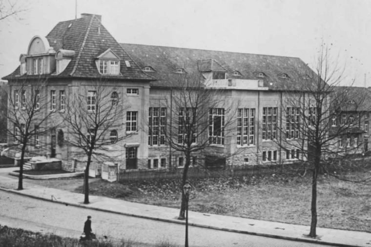Abb.: Ansicht der Aerodynamischen Versuchsanstalt (AVA) 1919 in Göttingen. Die...