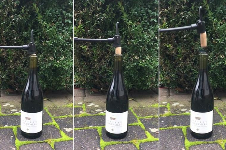 Abb.: Das Entkorken einer Weinflasche mit Fahrradpumpe und Ballnadel geschieht...