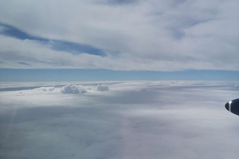 Abb.: Blick aus dem Flugzeug zwischen zwei Wolkenschichten.