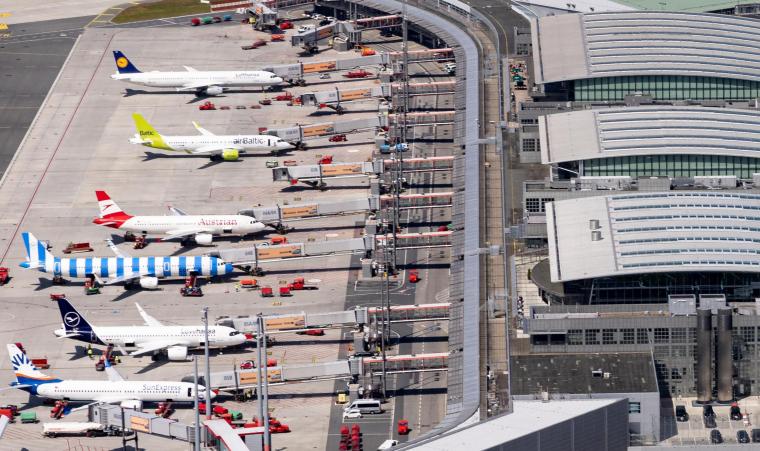 Abb.: Am Hamburger Flughafen stehen Flugzeuge an Passagierbrücken....