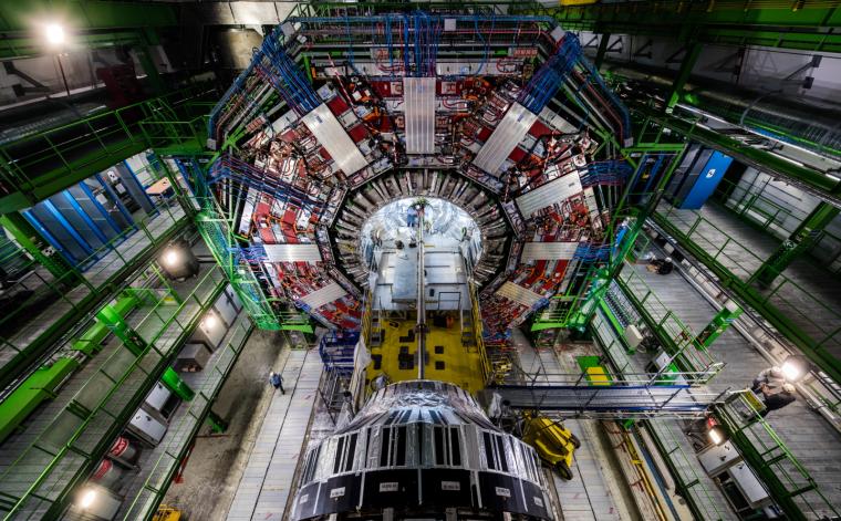 Abb.: Blick in den CMS-Detektor am LHC des CERN in Genf.