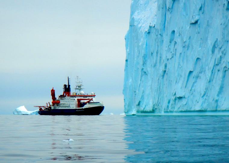 Abb.: Das Forschungsschiff Polarstern vor einem mächtigen Eisberg in der...