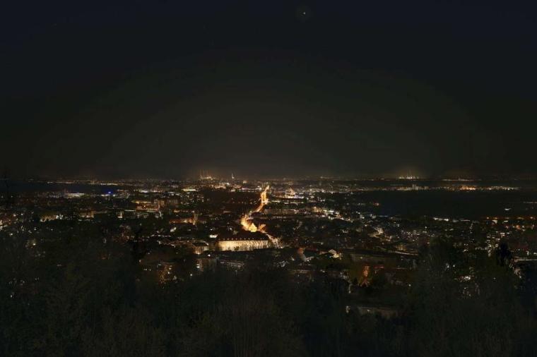 Abb.: Karlsruhe bei Nacht. Künftig könnten Microgrids Städte gegen die...