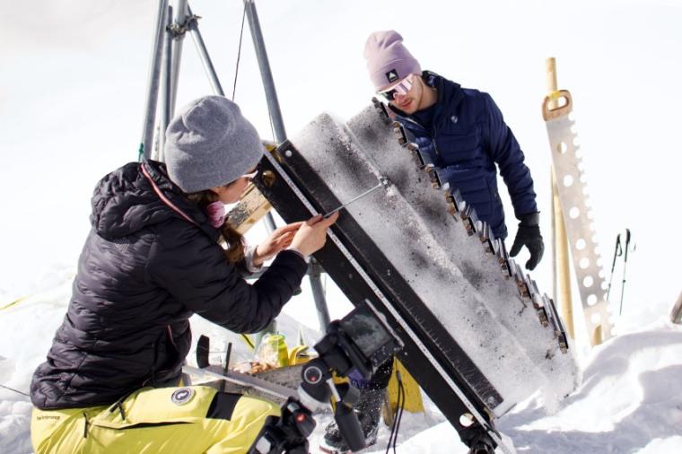 Abb.: Kritischer Punkt des Einsturzes: Mit der Rückseite einer Schneesäge...