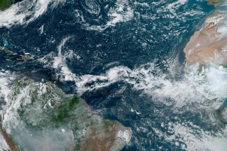 Abb.: Satellitenansicht des äquatorialen Atlantiks. Das Wolkenband zeigt die...