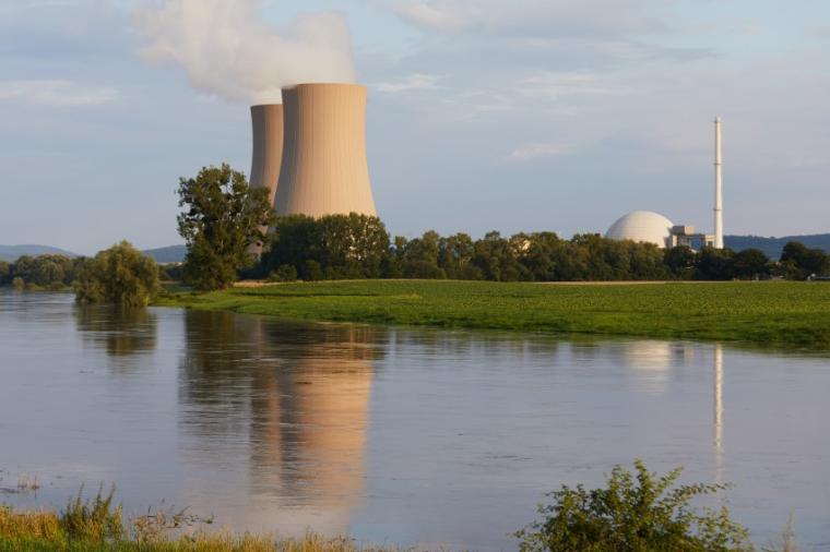 Abb.: Kernkraftwerk Grohnde im Leistungsbetrieb bei Weserhochwasser