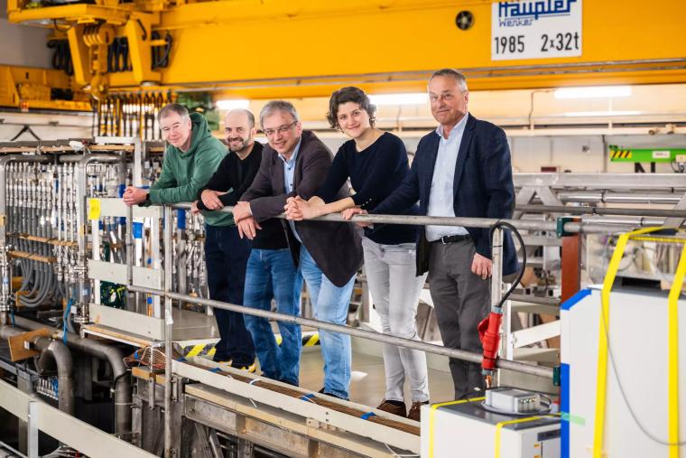 Abb.: Dieses Kernteam vom IPP in Garching verglich Plasma-Messwerte aus zwei...